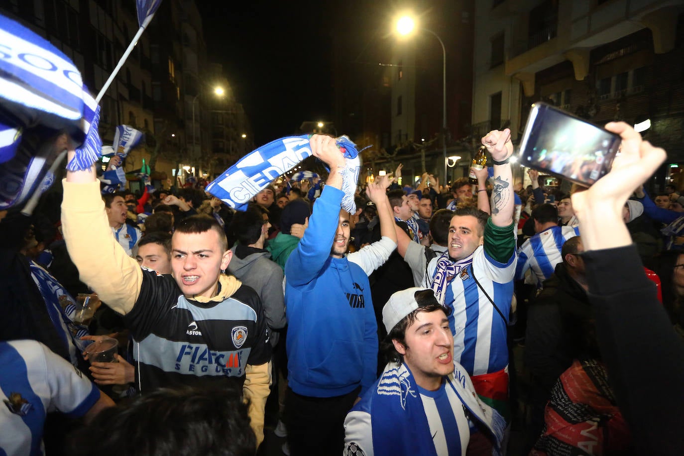 La afición de la Real Sociedad disfruta en las calles de la localidad burgalesa antes del Mirandés-Real.