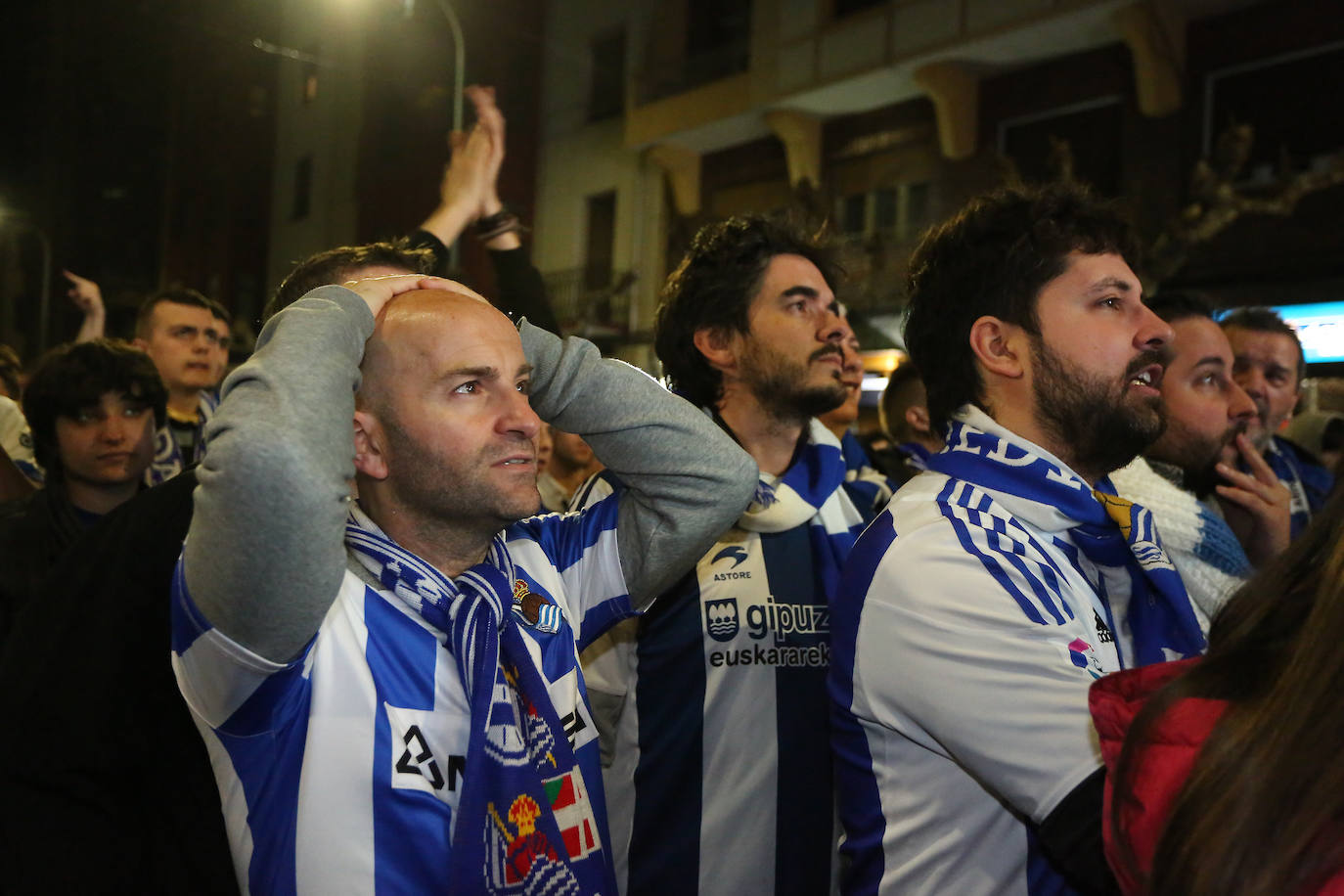 La afición de la Real Sociedad disfruta en las calles de la localidad burgalesa antes del Mirandés-Real.