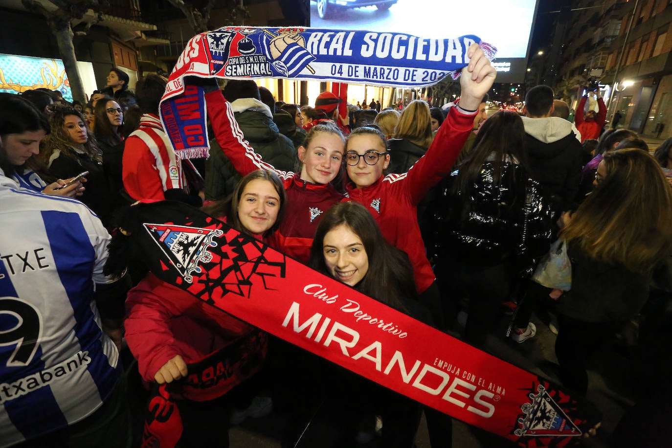 La afición de la Real Sociedad disfruta en las calles de la localidad burgalesa antes del Mirandés-Real.