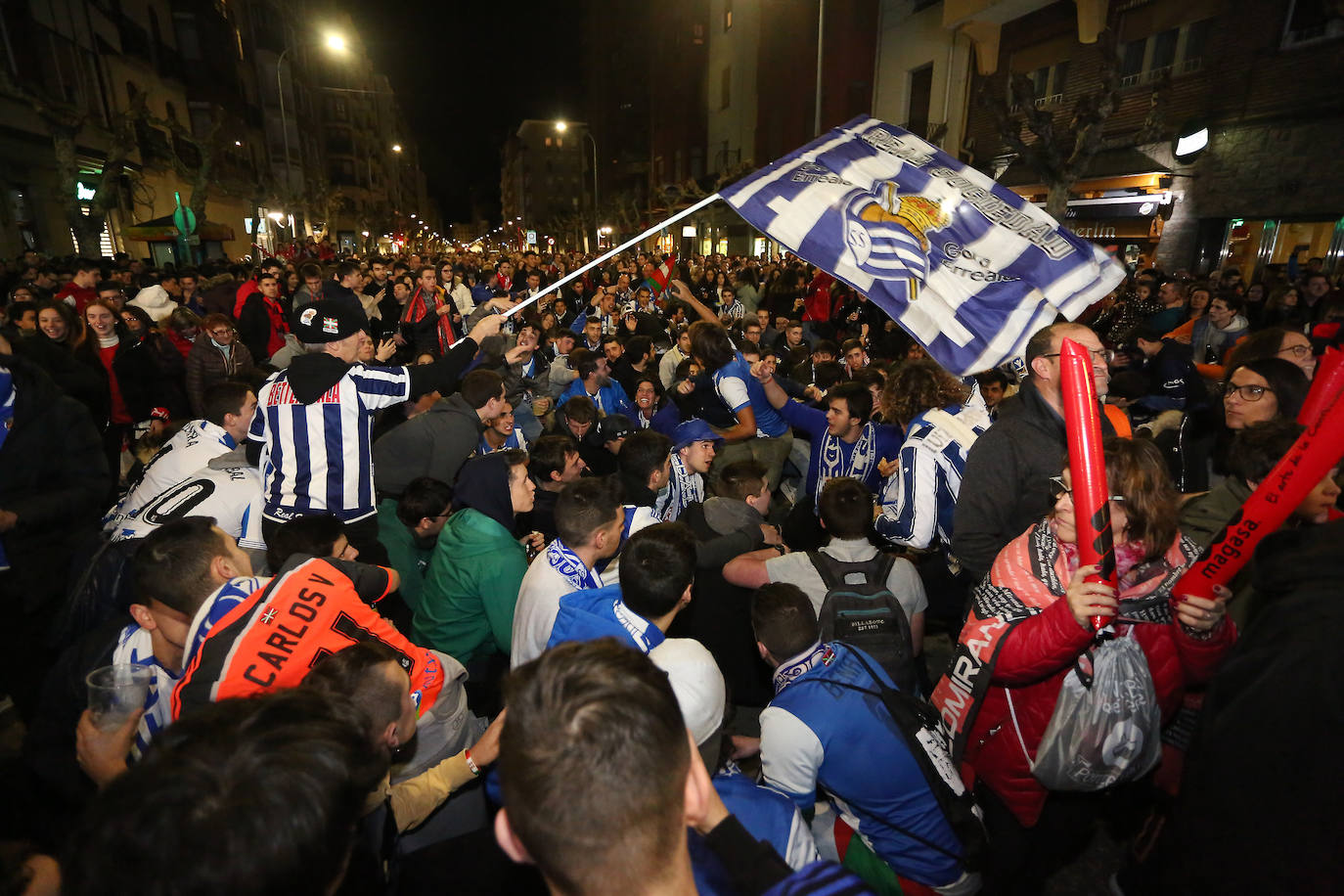 La afición de la Real Sociedad disfruta en las calles de la localidad burgalesa antes del Mirandés-Real.