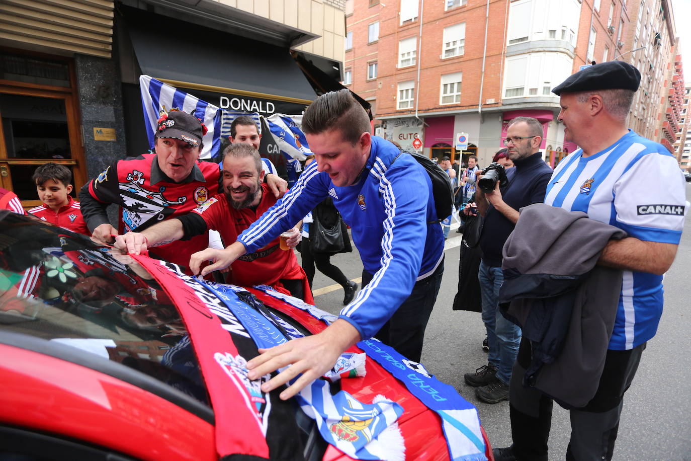 La afición de la Real Sociedad disfruta en las calles de la localidad burgalesa antes del Mirandés-Real.