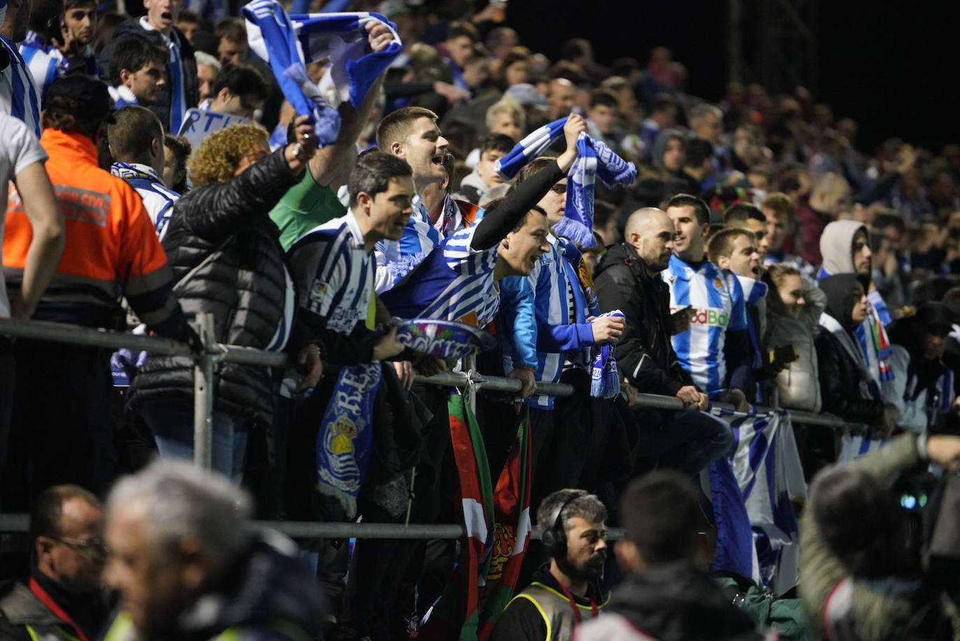 La afición de la Real Sociedad disfruta en las calles de la localidad burgalesa antes del Mirandés-Real.