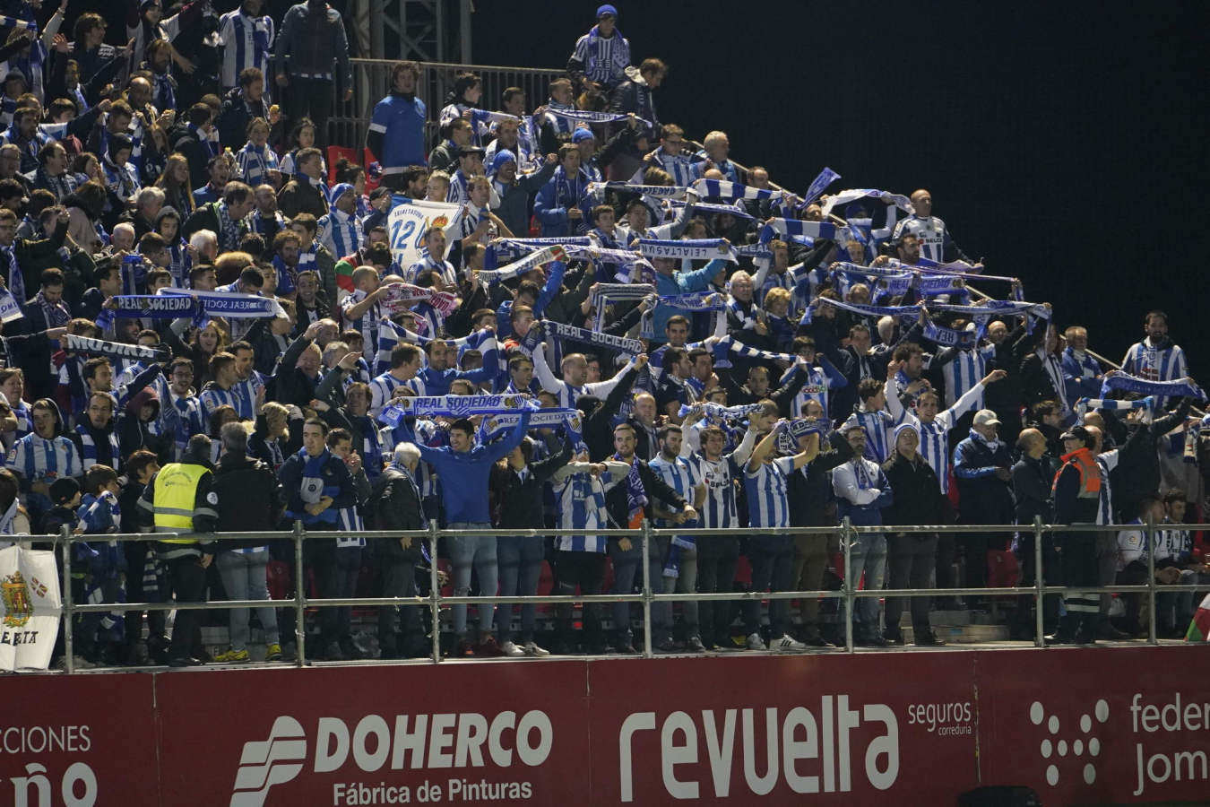 Así han celebrado los jugadores de la Real Sociedad y la afición la victoria que les permitirá jugar 32 años después una final de Copa del Rey