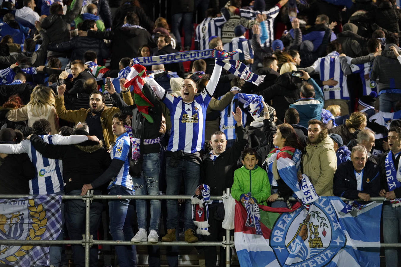 Así han celebrado los jugadores de la Real Sociedad y la afición la victoria que les permitirá jugar 32 años después una final de Copa del Rey