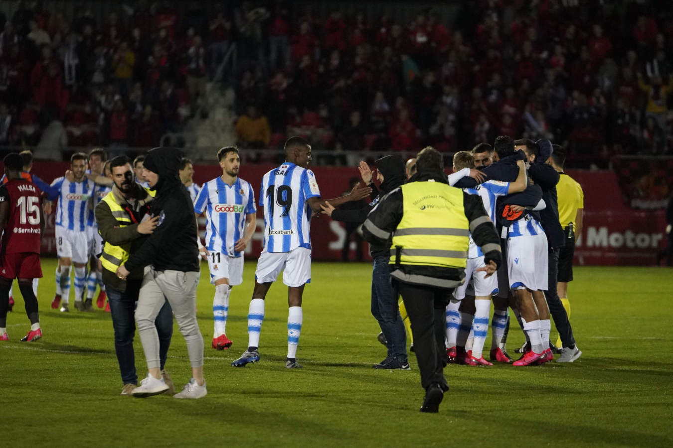 Así han celebrado los jugadores de la Real Sociedad y la afición la victoria que les permitirá jugar 32 años después una final de Copa del Rey