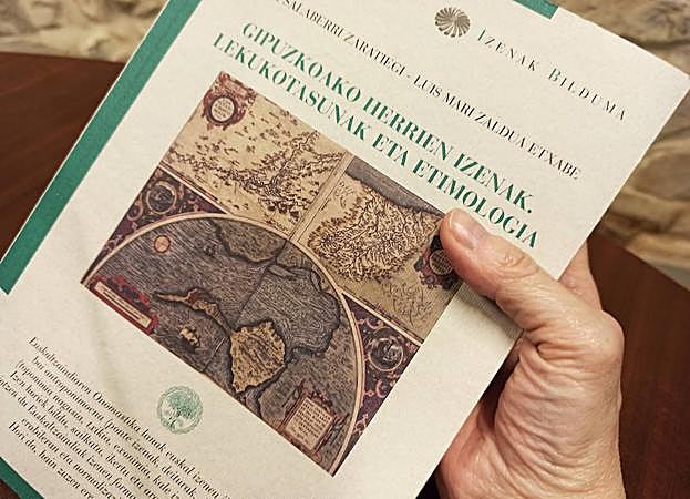 410 orrialdeko liburu marduraleran azala.