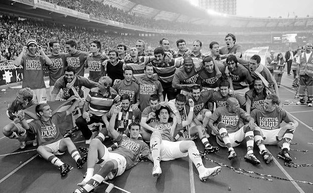 2010| La plantilla celebra el ascenso a Primera tras el partido ganado al Celta 2-0 el 13 de junio de 2013 en el estadio de Anoeta con camisetas donde se lee «lortu dugu».