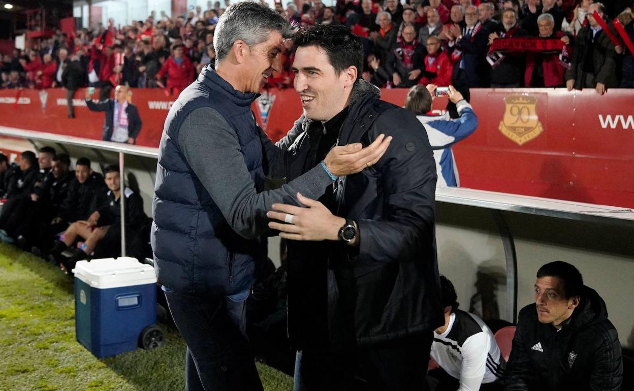 Imanol Alguacil y Andoni Iraola antes del inicio del partido en Anduva. 