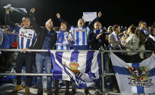 La afición de la Real se volcó con el equipo en Miranda de Ebro. 