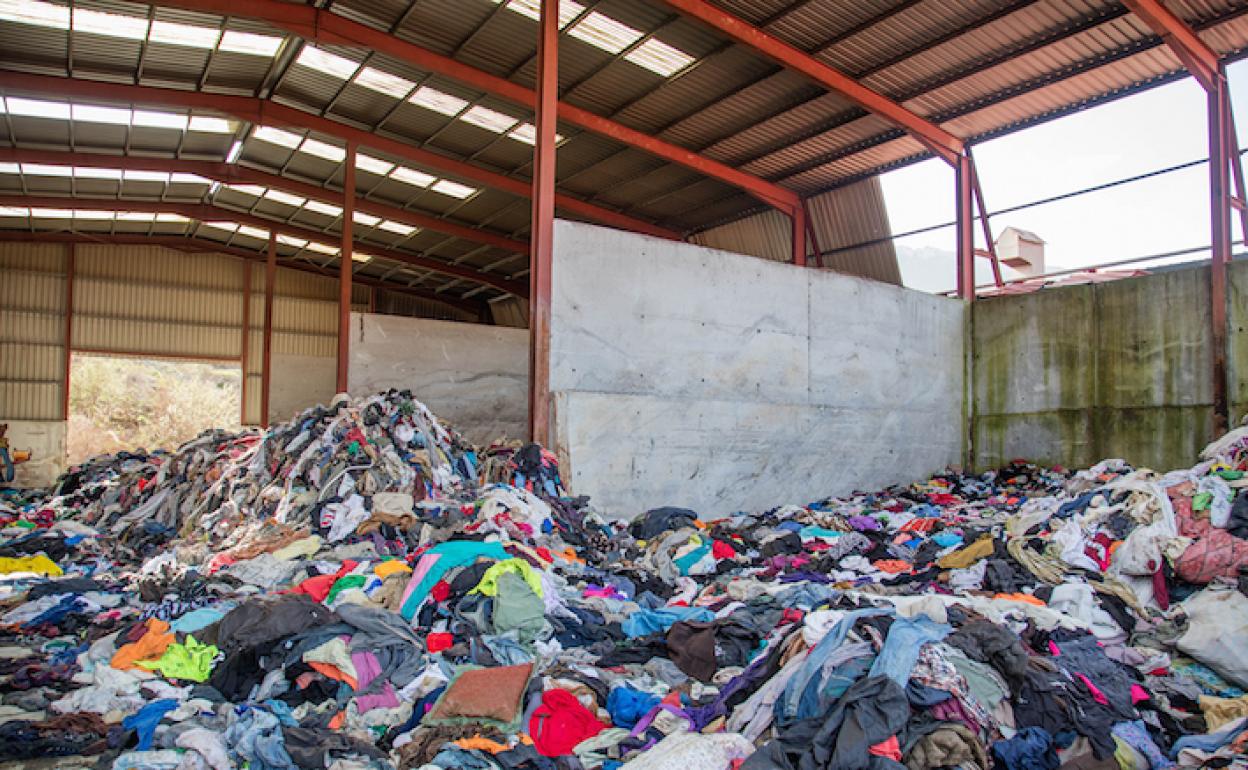 Toneladas de ropa vertidas en un pabellón en Ziordia.