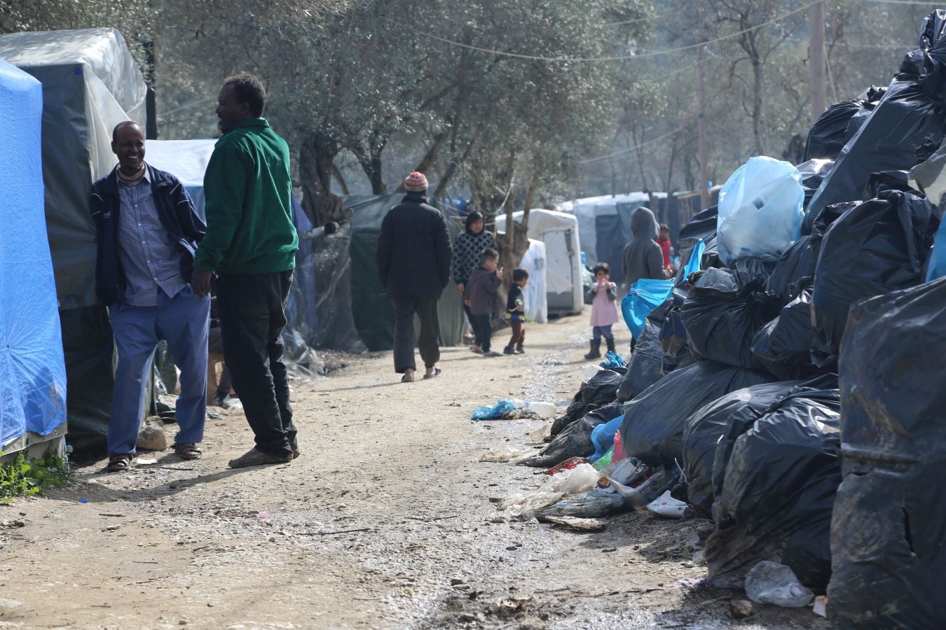 La isla griega de Lesbos alberga el mayor campo de refugiados de Europa. Fue creado para 3.000 personas pero ya supera los 20.000, y continúa creciendo. La ONG Zaporeak Solidario colabora repartiendo unas 1.500 raciones diarias a los refugiados