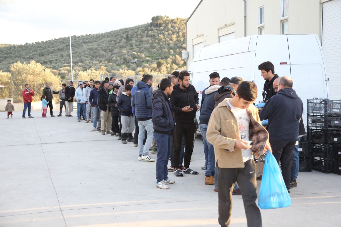 La isla griega de Lesbos alberga el mayor campo de refugiados de Europa. Fue creado para 3.000 personas pero ya supera los 20.000, y continúa creciendo. La ONG Zaporeak Solidario colabora repartiendo unas 1.500 raciones diarias a los refugiados