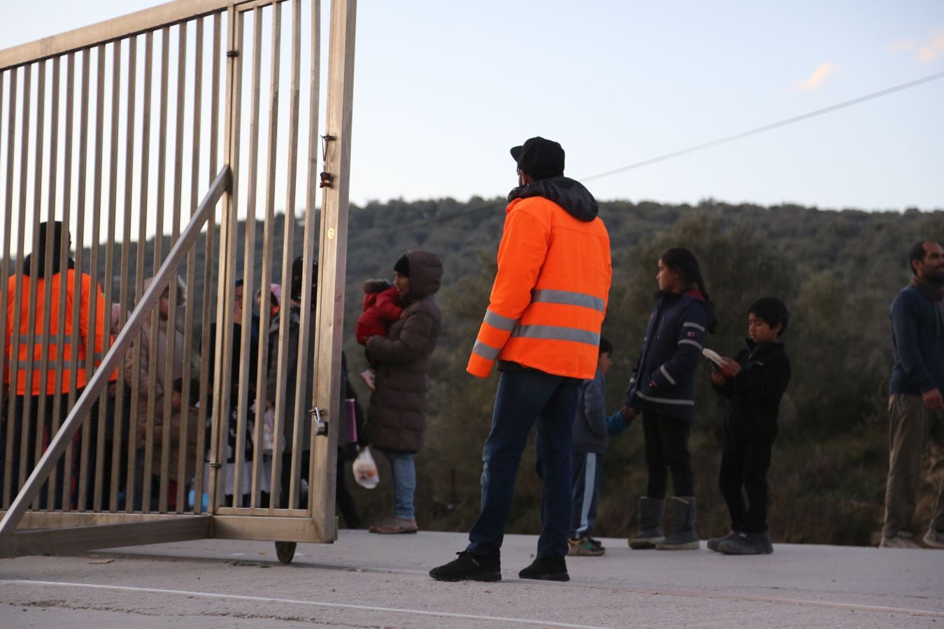 La isla griega de Lesbos alberga el mayor campo de refugiados de Europa. Fue creado para 3.000 personas pero ya supera los 20.000, y continúa creciendo. La ONG Zaporeak Solidario colabora repartiendo unas 1.500 raciones diarias a los refugiados