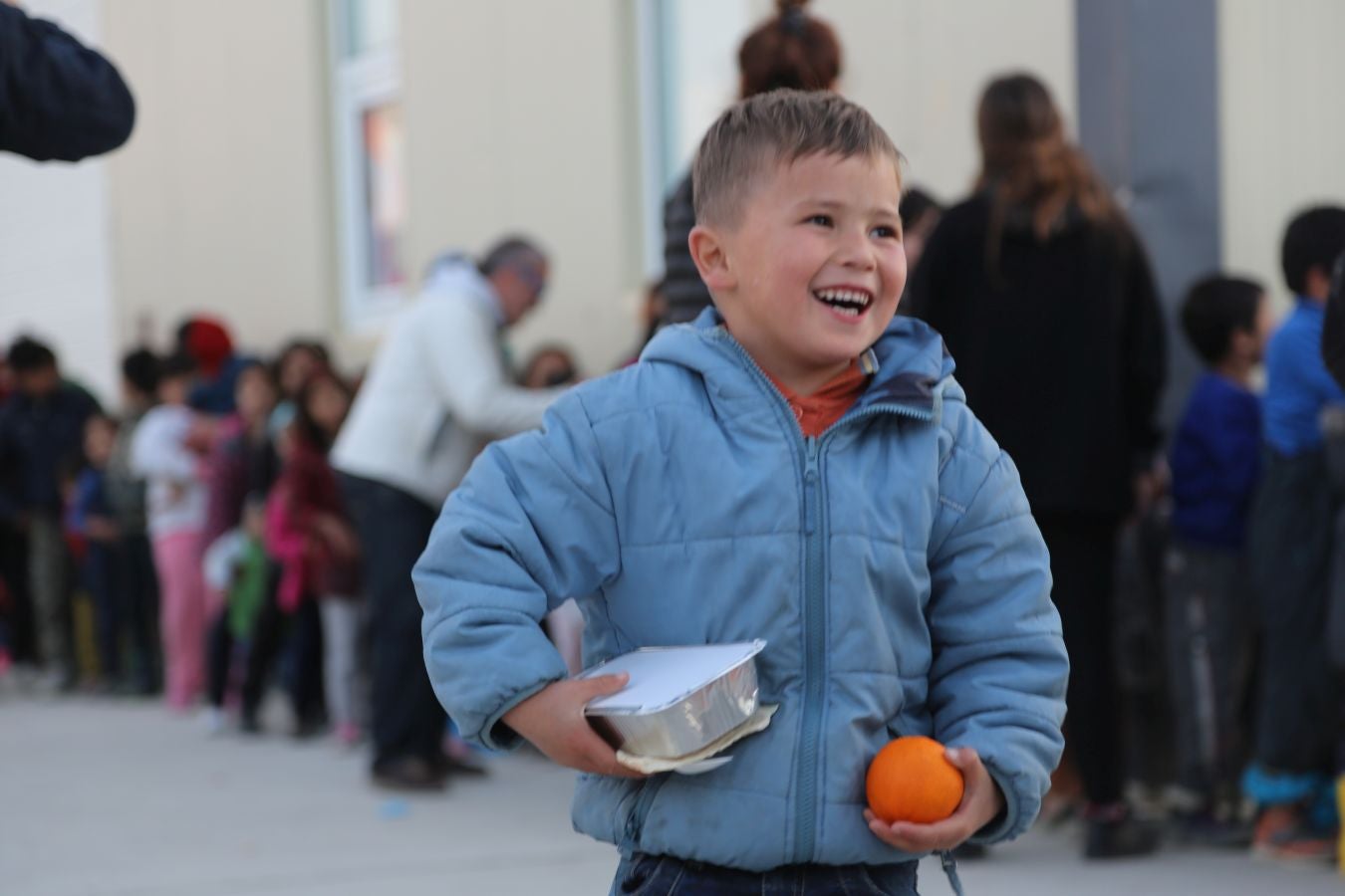 La isla griega de Lesbos alberga el mayor campo de refugiados de Europa. Fue creado para 3.000 personas pero ya supera los 20.000, y continúa creciendo. La ONG Zaporeak Solidario colabora repartiendo unas 1.500 raciones diarias a los refugiados