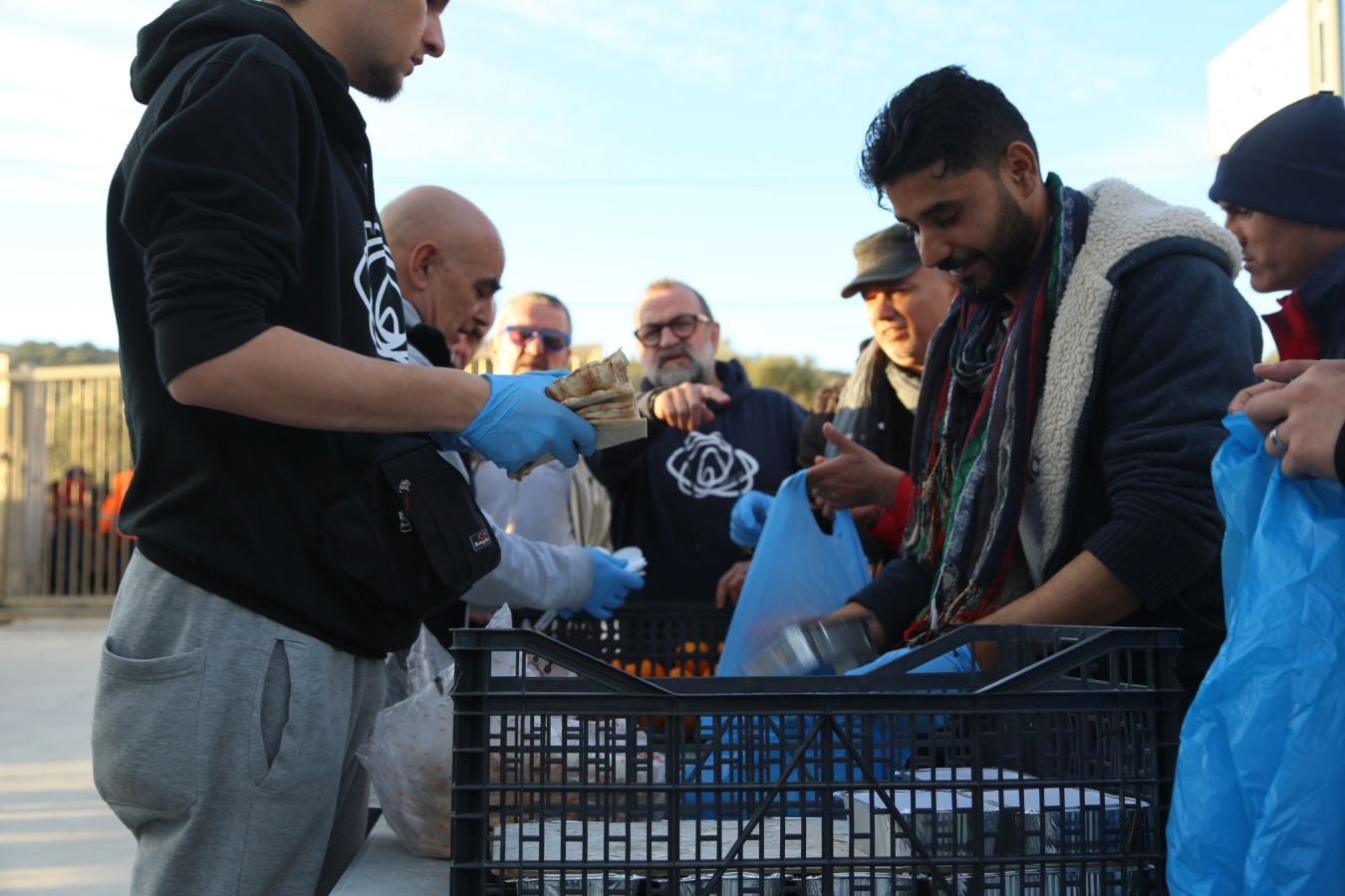 La isla griega de Lesbos alberga el mayor campo de refugiados de Europa. Fue creado para 3.000 personas pero ya supera los 20.000, y continúa creciendo. La ONG Zaporeak Solidario colabora repartiendo unas 1.500 raciones diarias a los refugiados