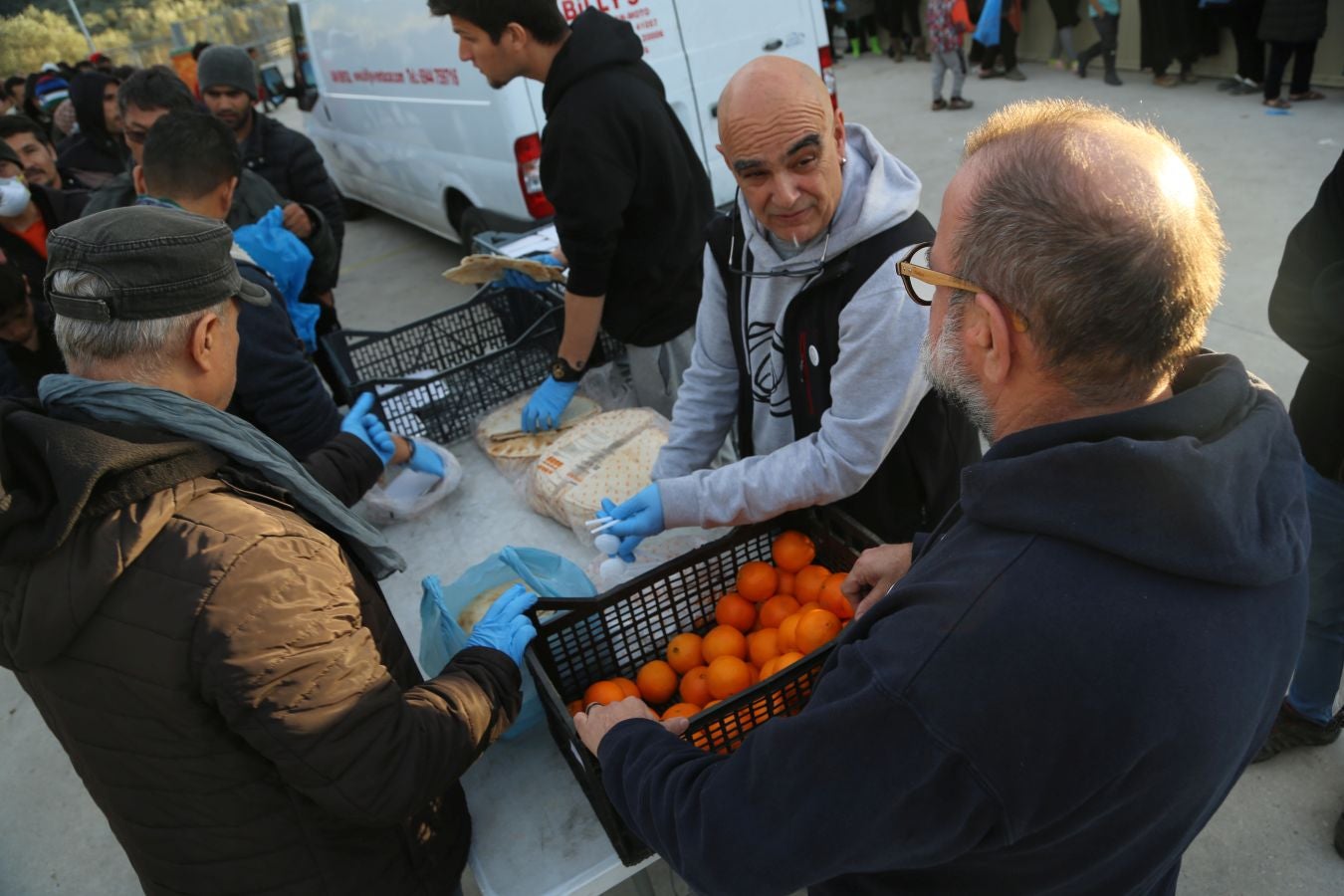 La isla griega de Lesbos alberga el mayor campo de refugiados de Europa. Fue creado para 3.000 personas pero ya supera los 20.000, y continúa creciendo. La ONG Zaporeak Solidario colabora repartiendo unas 1.500 raciones diarias a los refugiados