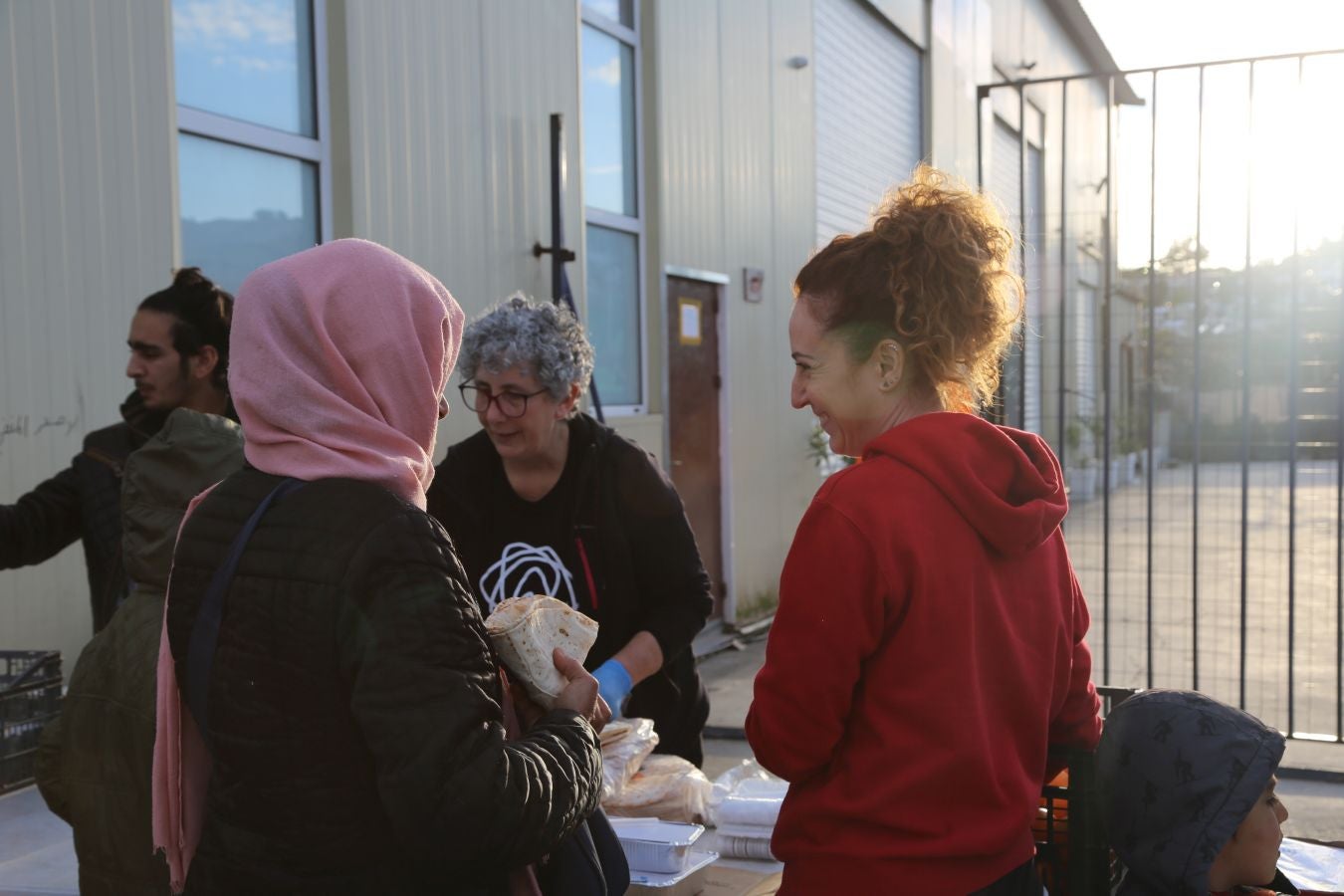 La isla griega de Lesbos alberga el mayor campo de refugiados de Europa. Fue creado para 3.000 personas pero ya supera los 20.000, y continúa creciendo. La ONG Zaporeak Solidario colabora repartiendo unas 1.500 raciones diarias a los refugiados