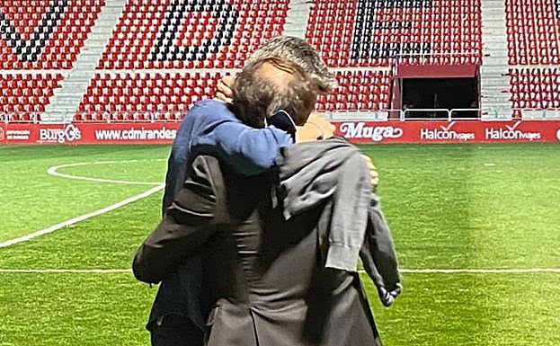 Imanol Alguacil y Jokin Aperribay se funden en un abrazosobre el mismo céspedde Anduva.