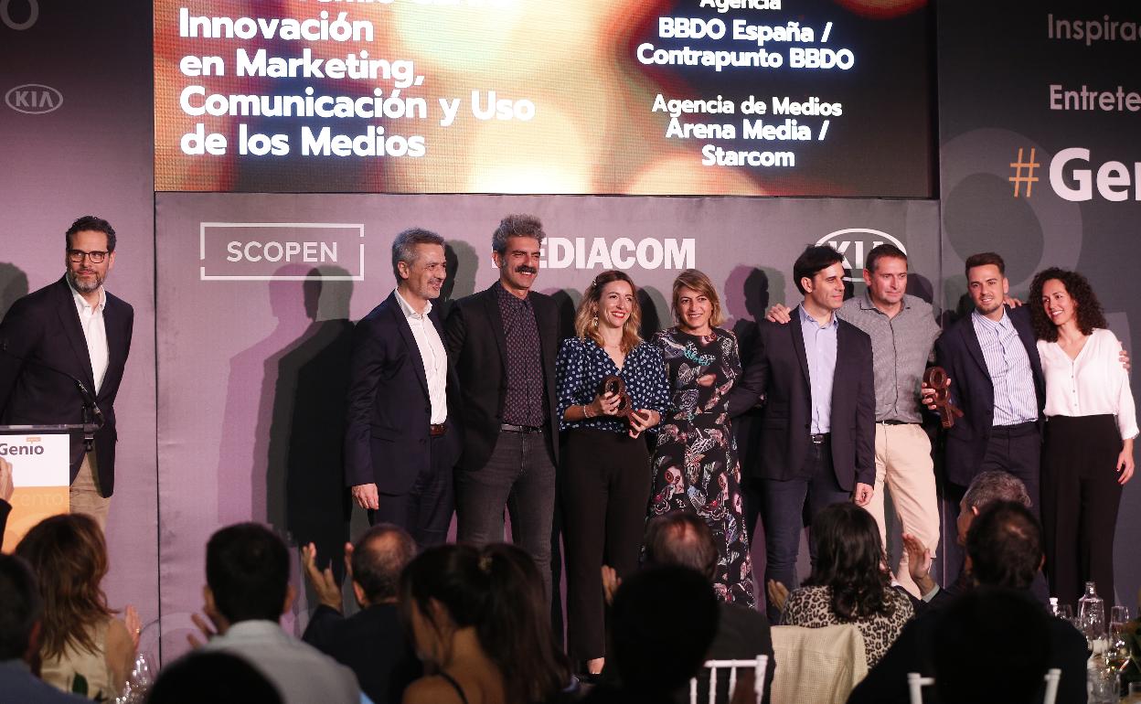 Miembros de Correos, Contrapunto BBDO y Arena Media, recogen uno de los galardones de los Premio Genio entregados en Valencia.