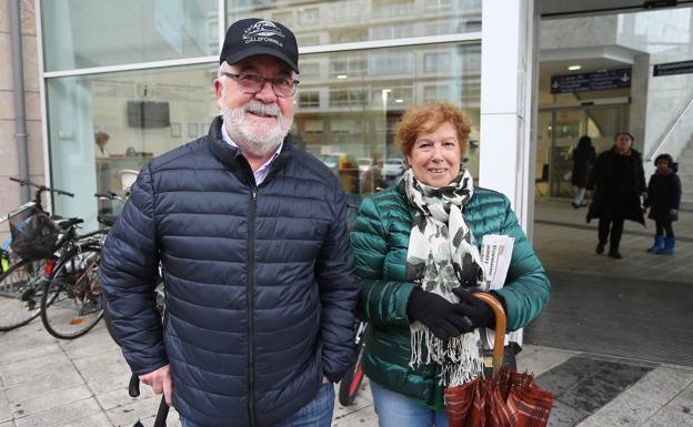 Imagen principal - Josetxo y Marisi, después de vacunarse contra la neumonía; Magdalena espera la llegada de Maia y Virgilia acudió a hacerse una prueba en el ambulatorio.