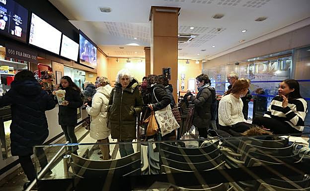 La asistencia de mujeres sostiene la programación de los cines, sobre todo entre semana.