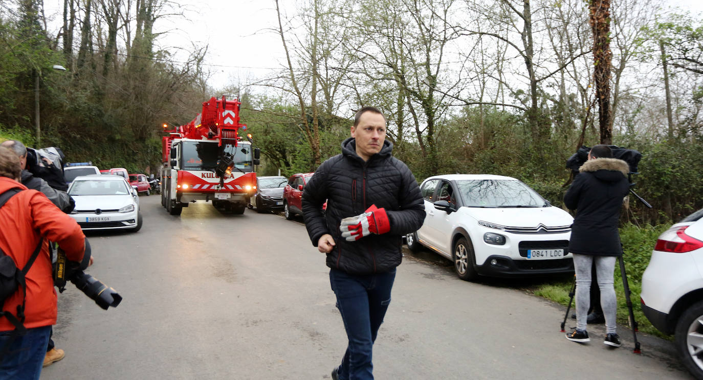 Las imágenes de la búsqueda de dos hombres de Hernani y una mujer de Vitoria que se encuentran desaparecidos tras caer con el coche al río Urumea a la altura del barrio Osinaga de Hernani.