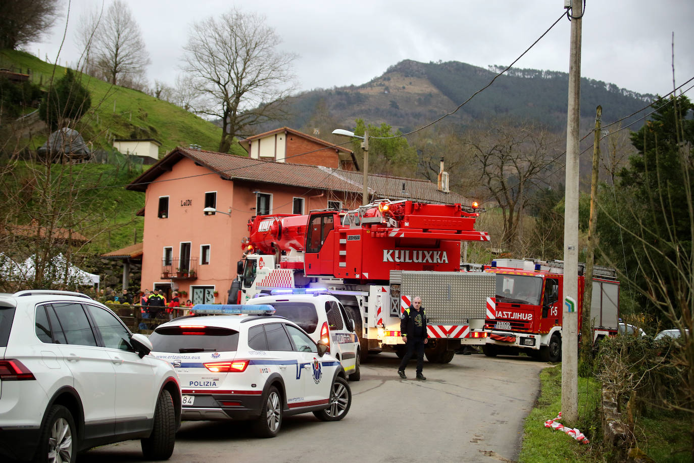 Las imágenes de la búsqueda de dos hombres de Hernani y una mujer de Vitoria que se encuentran desaparecidos tras caer con el coche al río Urumea a la altura del barrio Osinaga de Hernani.