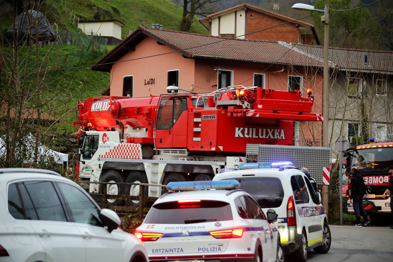 Las imágenes de la búsqueda de dos hombres de Hernani y una mujer de Vitoria que se encuentran desaparecidos tras caer con el coche al río Urumea a la altura del barrio Osinaga de Hernani.