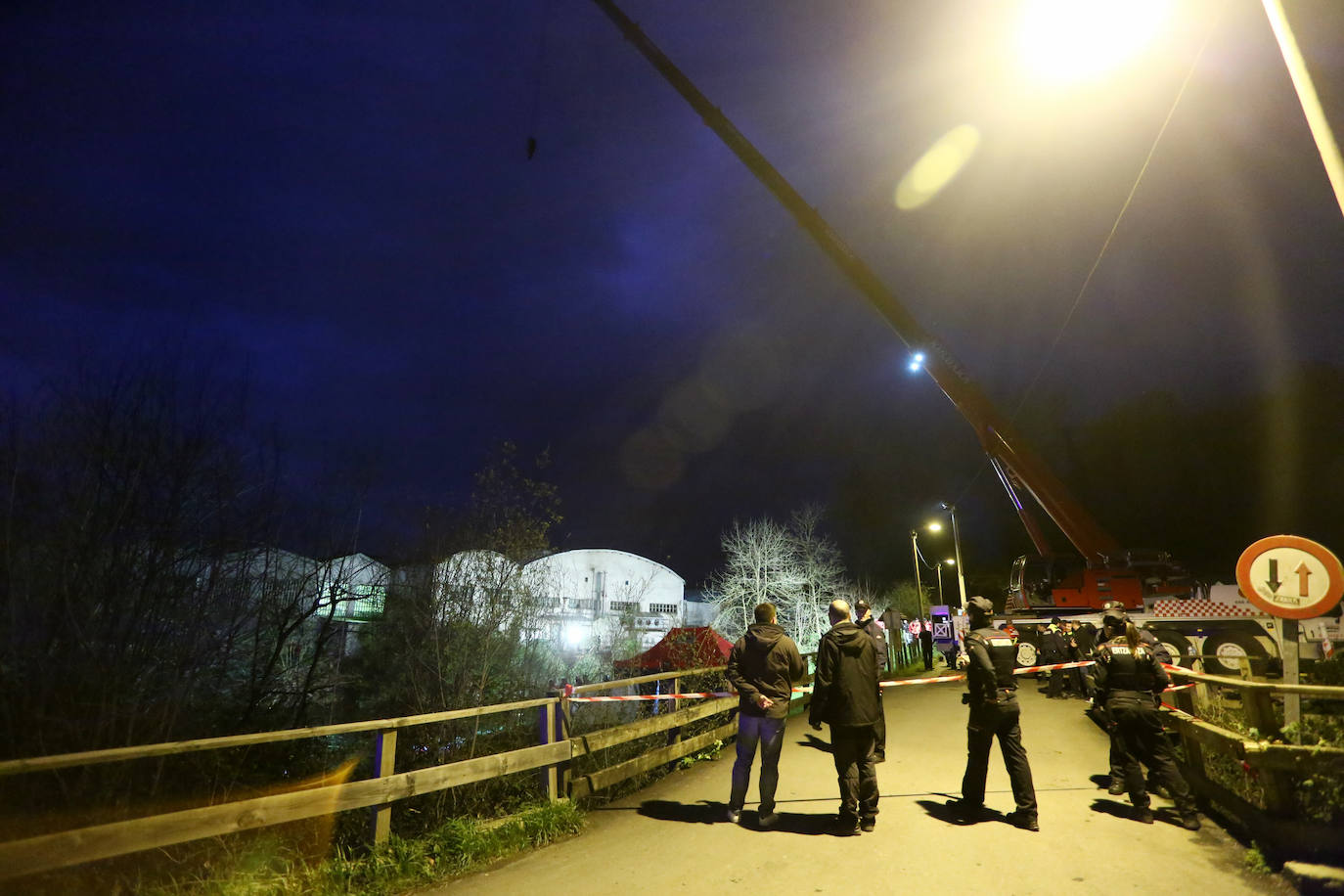 Las imágenes de la búsqueda de dos hombres de Hernani y una mujer de Vitoria que se encuentran desaparecidos tras caer con el coche al río Urumea a la altura del barrio Osinaga de Hernani.