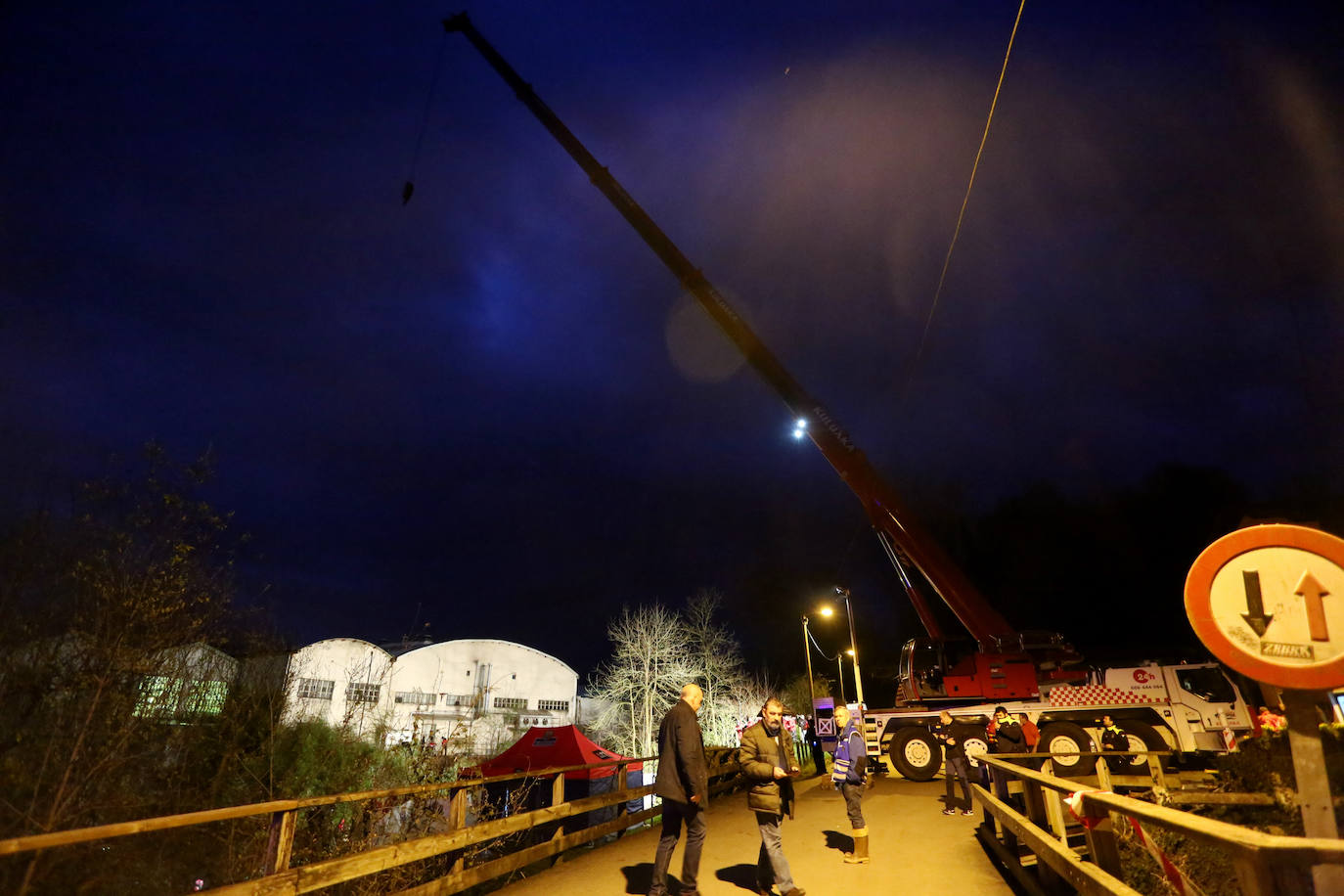 Las imágenes de la búsqueda de dos hombres de Hernani y una mujer de Vitoria que se encuentran desaparecidos tras caer con el coche al río Urumea a la altura del barrio Osinaga de Hernani.