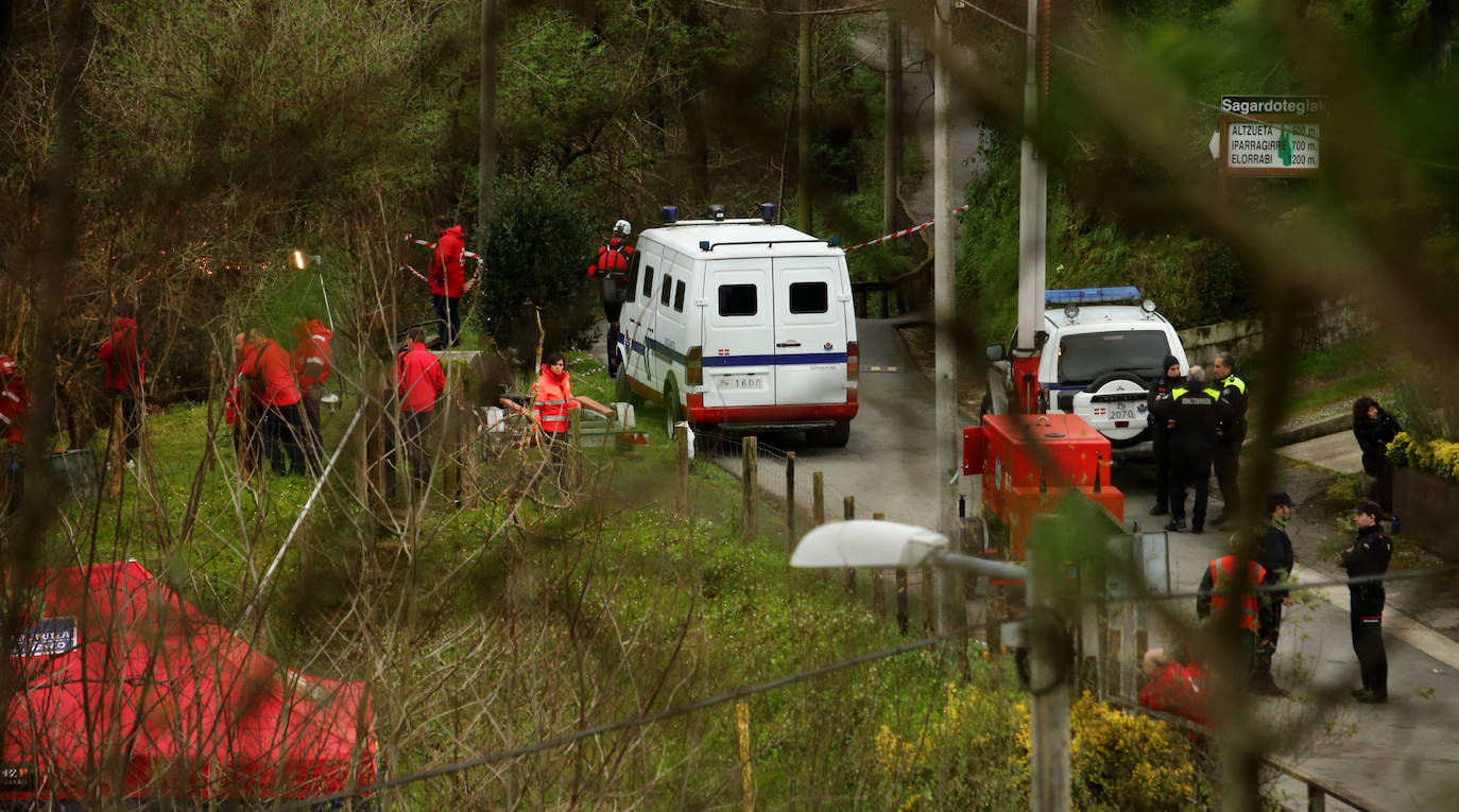 Las imágenes de la búsqueda de dos hombres de Hernani y una mujer de Vitoria que se encuentran desaparecidos tras caer con el coche al río Urumea a la altura del barrio Osinaga de Hernani.
