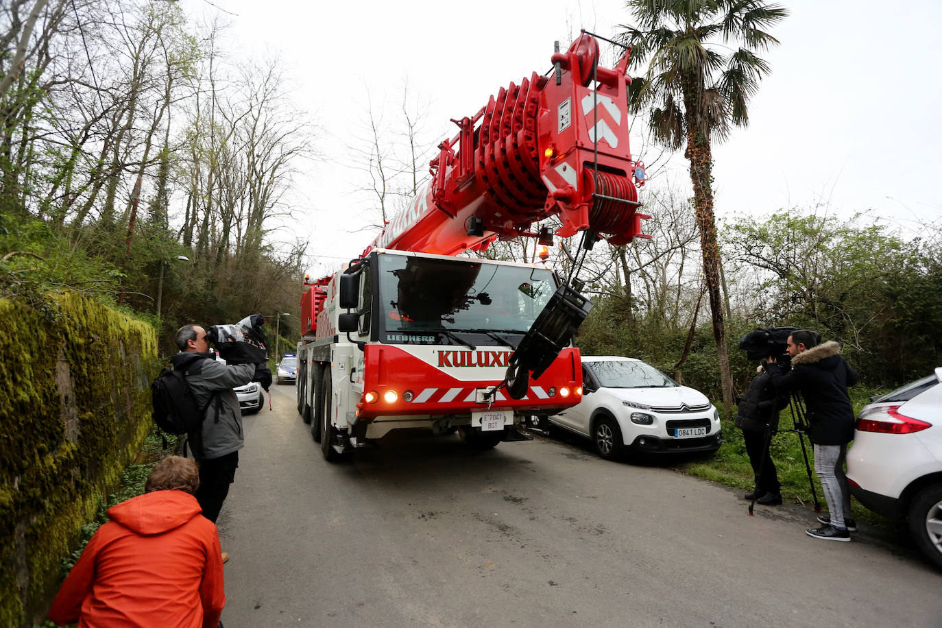 Las imágenes de la búsqueda de dos hombres de Hernani y una mujer de Vitoria que se encuentran desaparecidos tras caer con el coche al río Urumea a la altura del barrio Osinaga de Hernani.