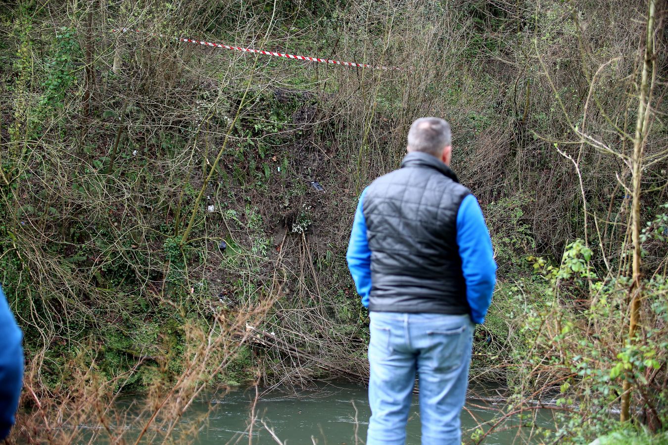 Las imágenes de la búsqueda de dos hombres de Hernani y una mujer de Vitoria que se encuentran desaparecidos tras caer con el coche al río Urumea a la altura del barrio Osinaga de Hernani.
