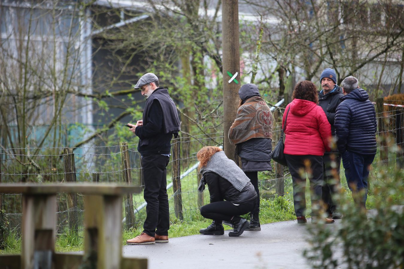 Las imágenes de la búsqueda de dos hombres de Hernani y una mujer de Vitoria que se encuentran desaparecidos tras caer con el coche al río Urumea a la altura del barrio Osinaga de Hernani.