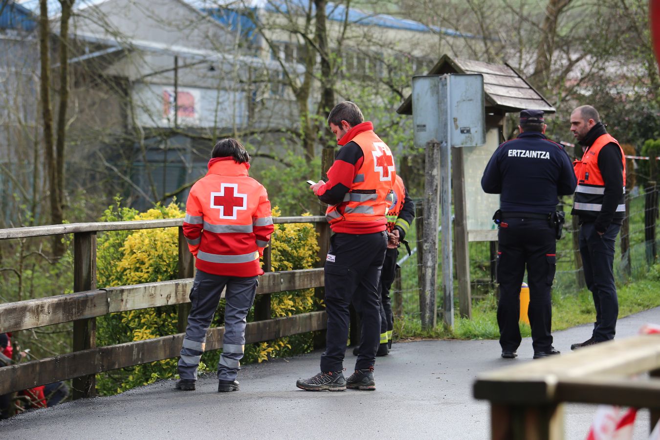 Las imágenes de la búsqueda de dos hombres de Hernani y una mujer de Vitoria que se encuentran desaparecidos tras caer con el coche al río Urumea a la altura del barrio Osinaga de Hernani.