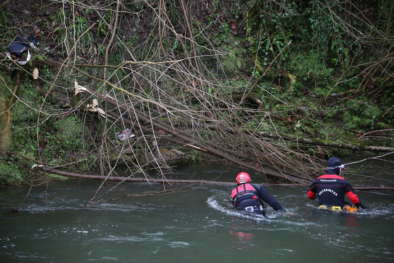 Las imágenes de la búsqueda de dos hombres de Hernani y una mujer de Vitoria que se encuentran desaparecidos tras caer con el coche al río Urumea a la altura del barrio Osinaga de Hernani.