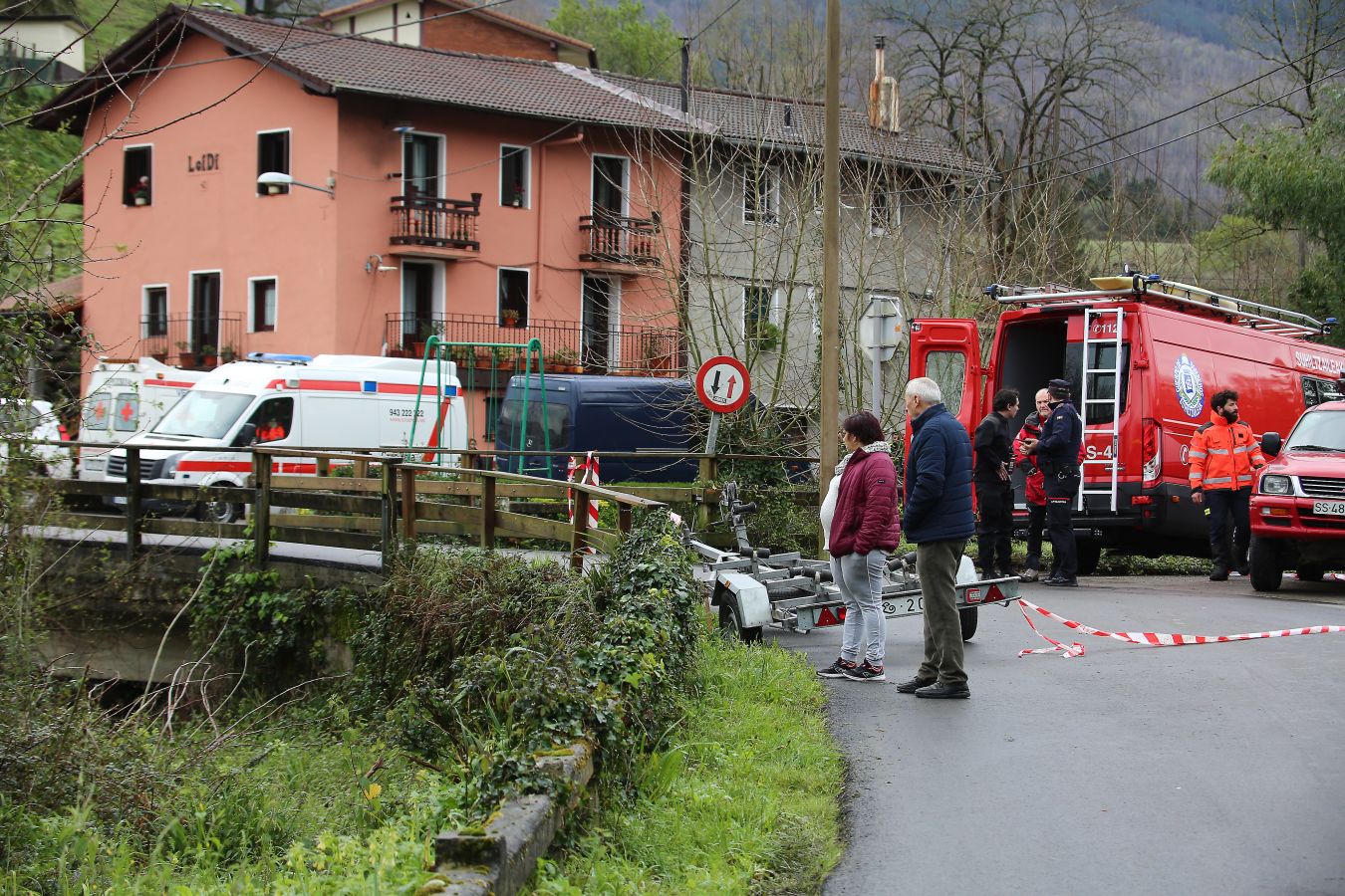 Las imágenes de la búsqueda de dos hombres de Hernani y una mujer de Vitoria que se encuentran desaparecidos tras caer con el coche al río Urumea a la altura del barrio Osinaga de Hernani.