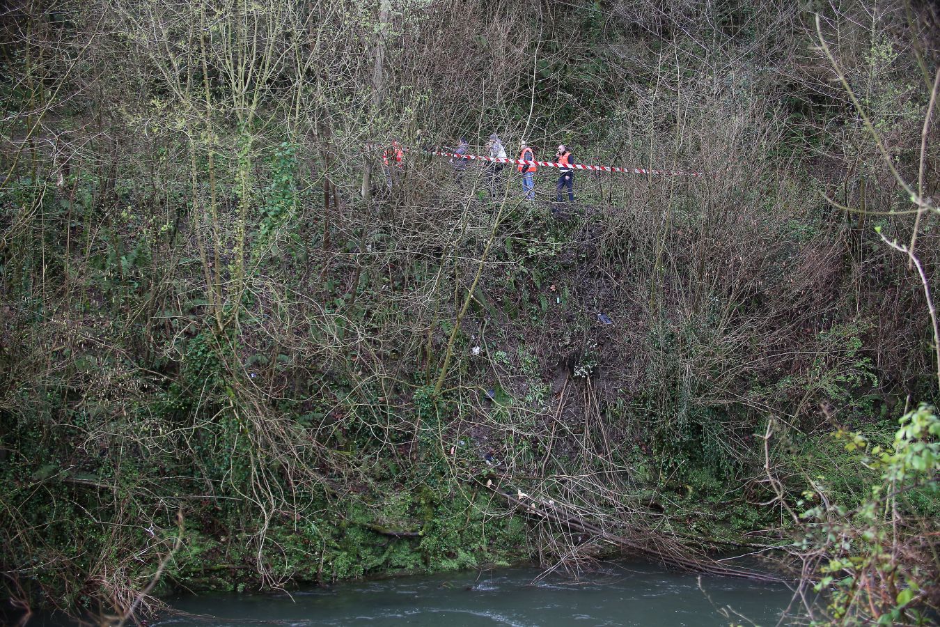 Las imágenes de la búsqueda de dos hombres de Hernani y una mujer de Vitoria que se encuentran desaparecidos tras caer con el coche al río Urumea a la altura del barrio Osinaga de Hernani.