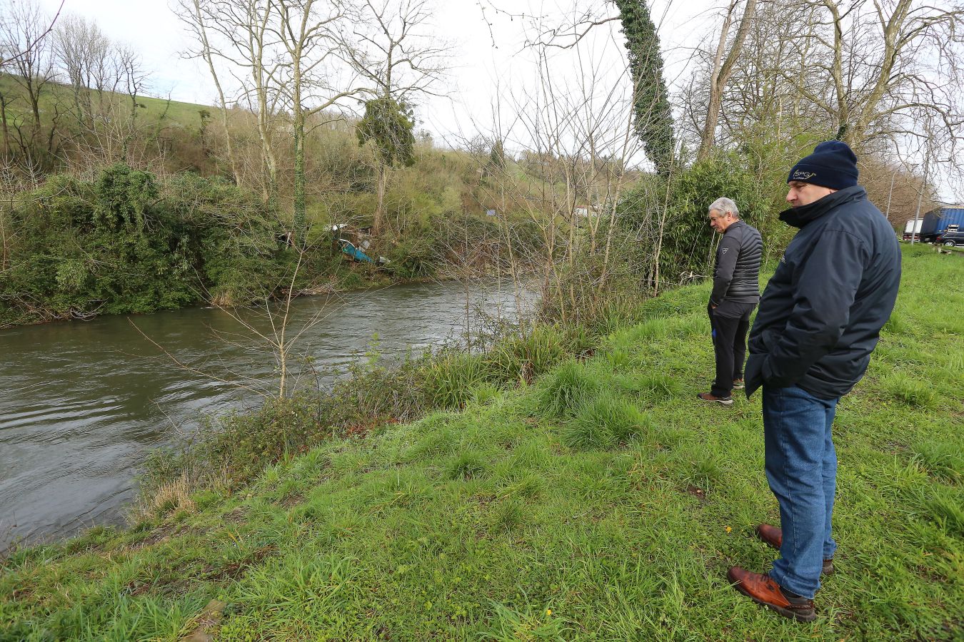 Las imágenes de la búsqueda de dos hombres de Hernani y una mujer de Vitoria que se encuentran desaparecidos tras caer con el coche al río Urumea a la altura del barrio Osinaga de Hernani.