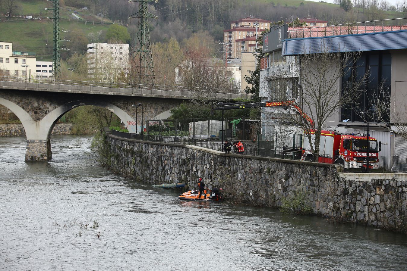 Las imágenes de la búsqueda de dos hombres de Hernani y una mujer de Vitoria que se encuentran desaparecidos tras caer con el coche al río Urumea a la altura del barrio Osinaga de Hernani.