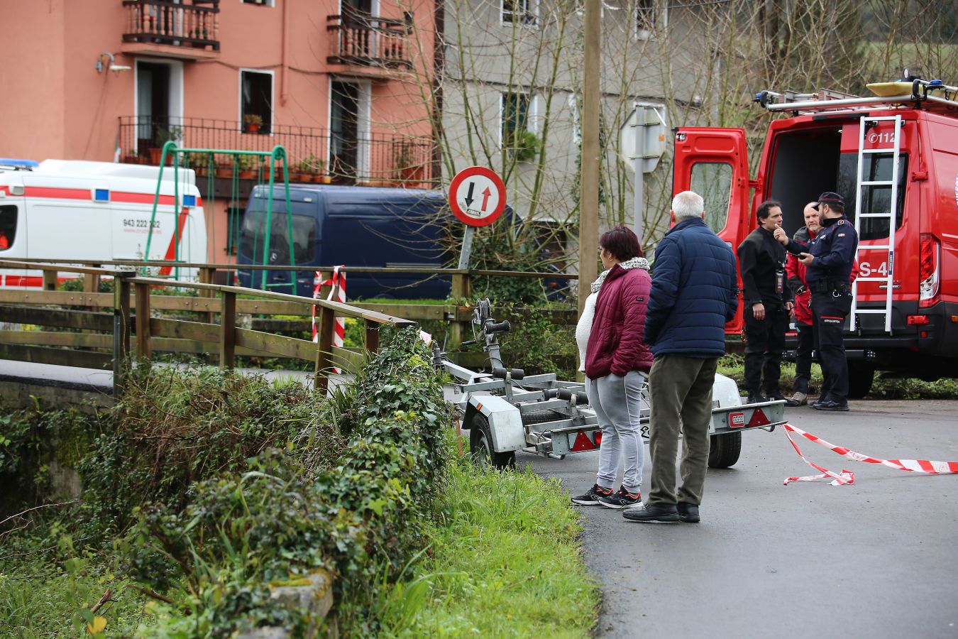 Las imágenes de la búsqueda de dos hombres de Hernani y una mujer de Vitoria que se encuentran desaparecidos tras caer con el coche al río Urumea a la altura del barrio Osinaga de Hernani.
