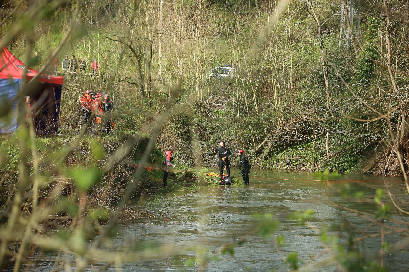 Las imágenes de la búsqueda de dos hombres de Hernani y una mujer de Vitoria que se encuentran desaparecidos tras caer con el coche al río Urumea a la altura del barrio Osinaga de Hernani.
