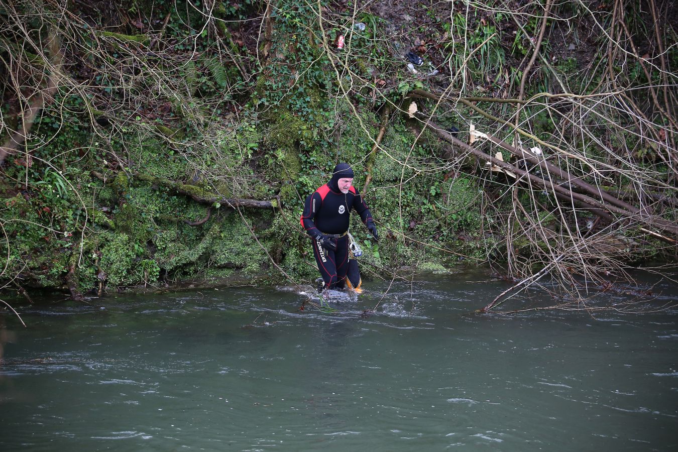 Las imágenes de la búsqueda de dos hombres de Hernani y una mujer de Vitoria que se encuentran desaparecidos tras caer con el coche al río Urumea a la altura del barrio Osinaga de Hernani.