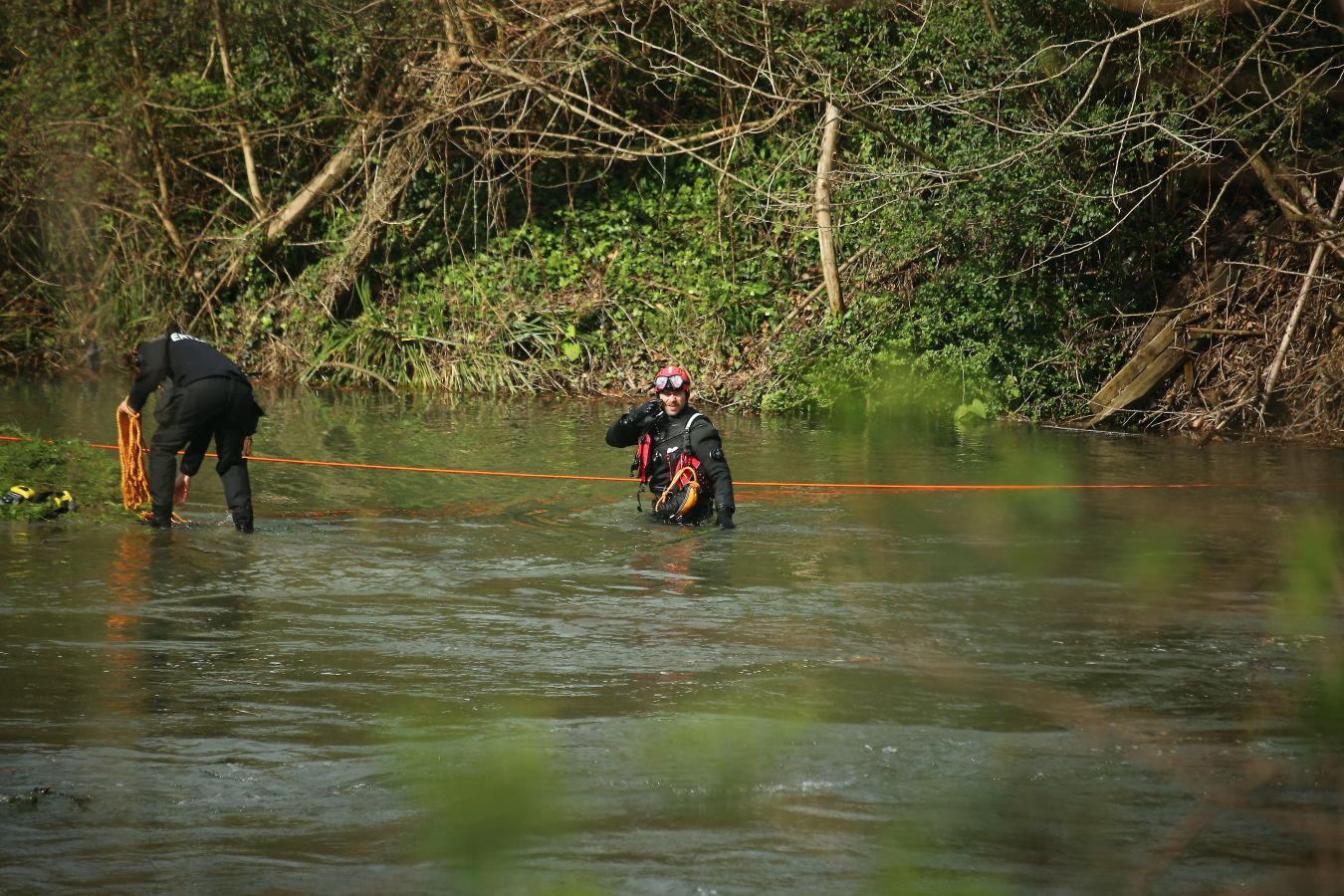 Las imágenes de la búsqueda de dos hombres de Hernani y una mujer de Vitoria que se encuentran desaparecidos tras caer con el coche al río Urumea a la altura del barrio Osinaga de Hernani.