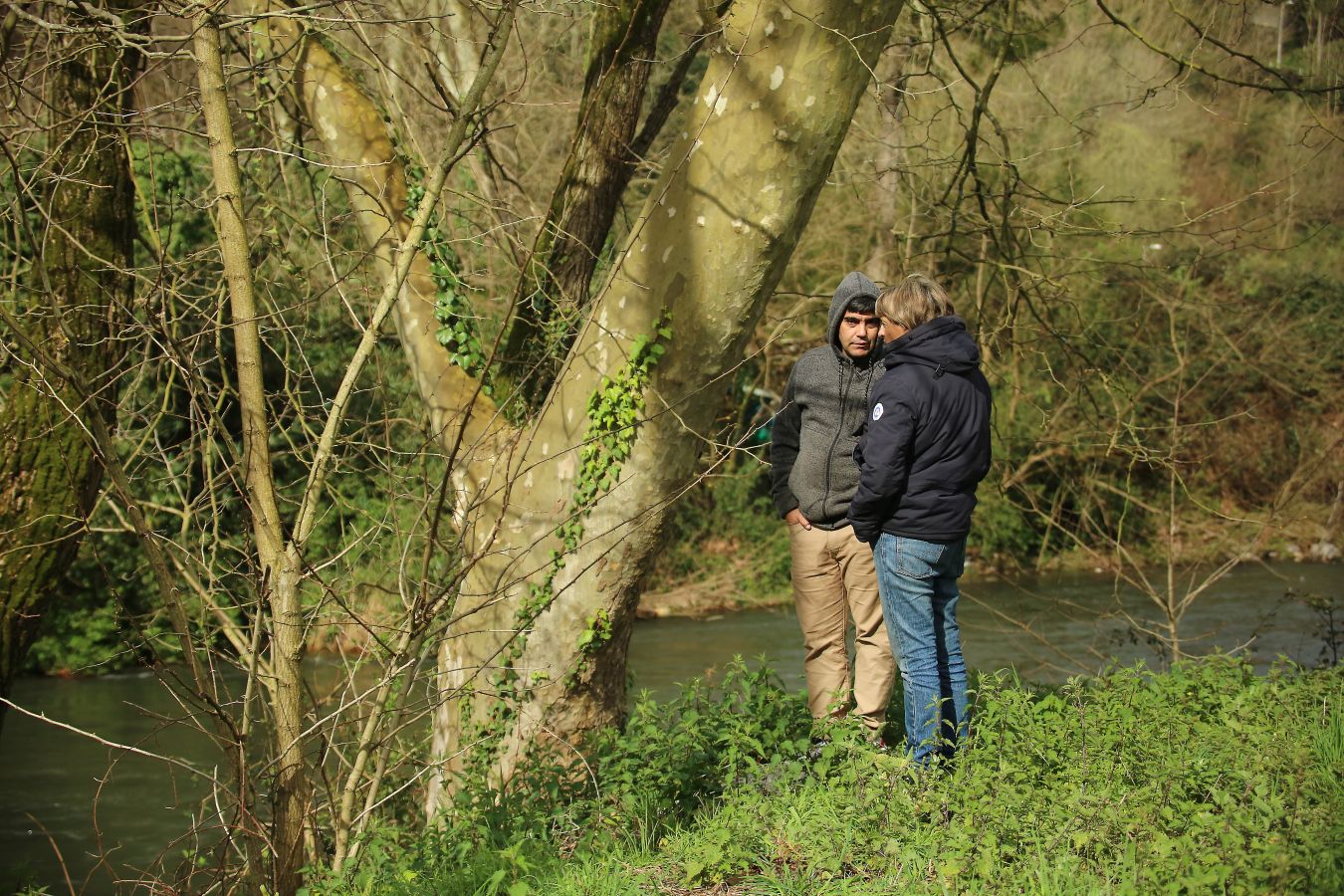 Las imágenes de la búsqueda de dos hombres de Hernani y una mujer de Vitoria que se encuentran desaparecidos tras caer con el coche al río Urumea a la altura del barrio Osinaga de Hernani.