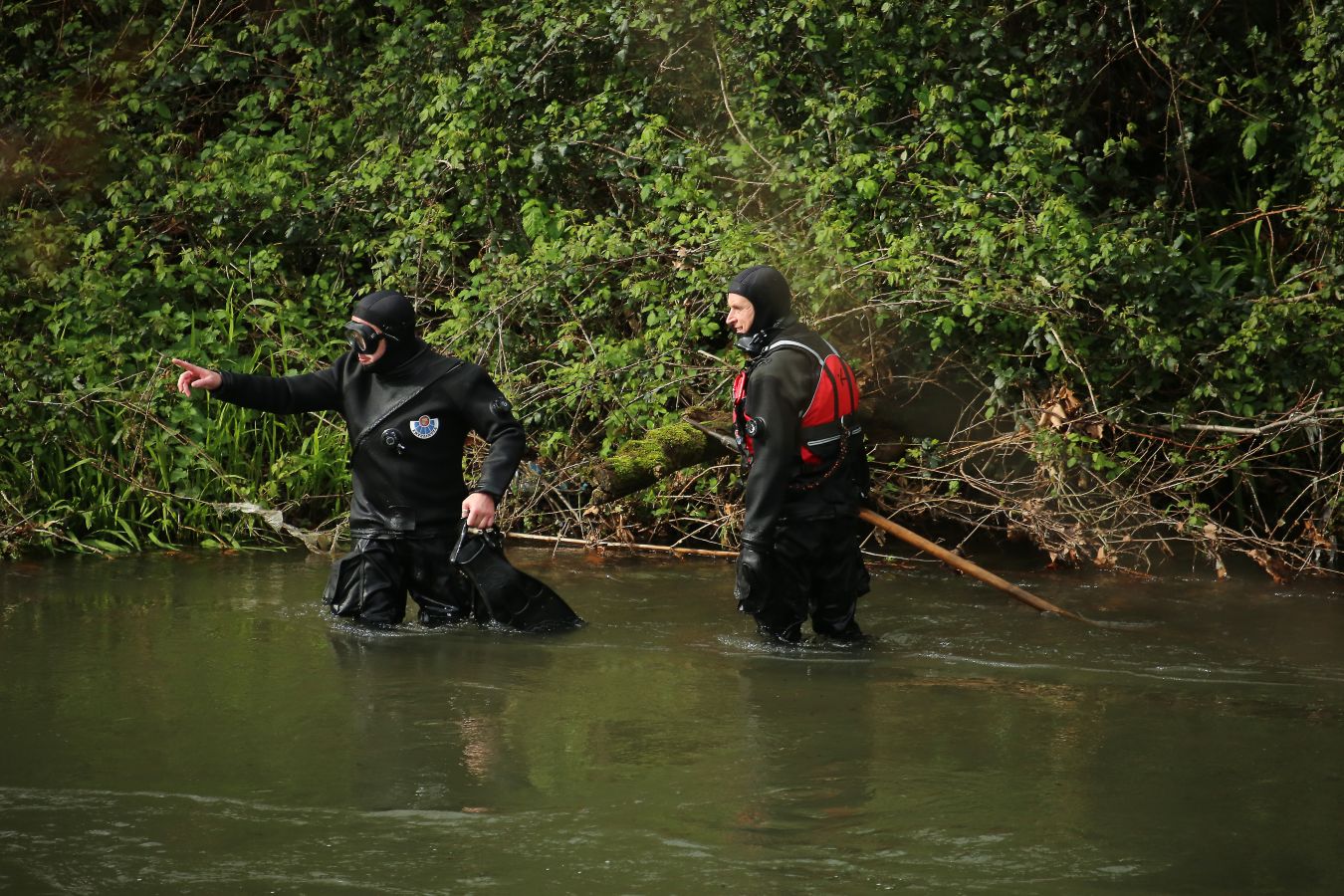 Las imágenes de la búsqueda de dos hombres de Hernani y una mujer de Vitoria que se encuentran desaparecidos tras caer con el coche al río Urumea a la altura del barrio Osinaga de Hernani.