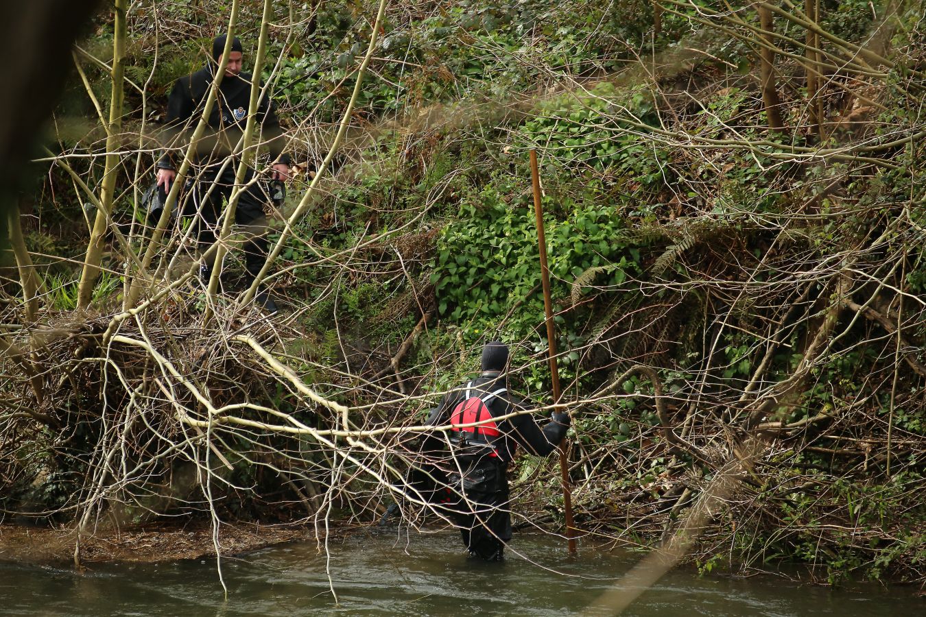 Las imágenes de la búsqueda de dos hombres de Hernani y una mujer de Vitoria que se encuentran desaparecidos tras caer con el coche al río Urumea a la altura del barrio Osinaga de Hernani.