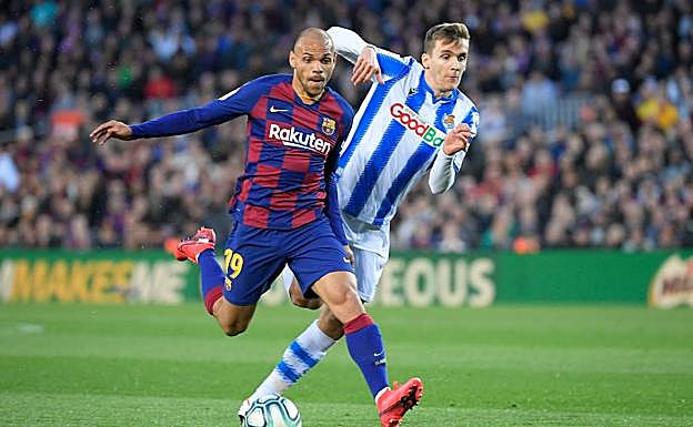 El defensa realista corre a la par de Braithwaite en un ataque azulgrana.