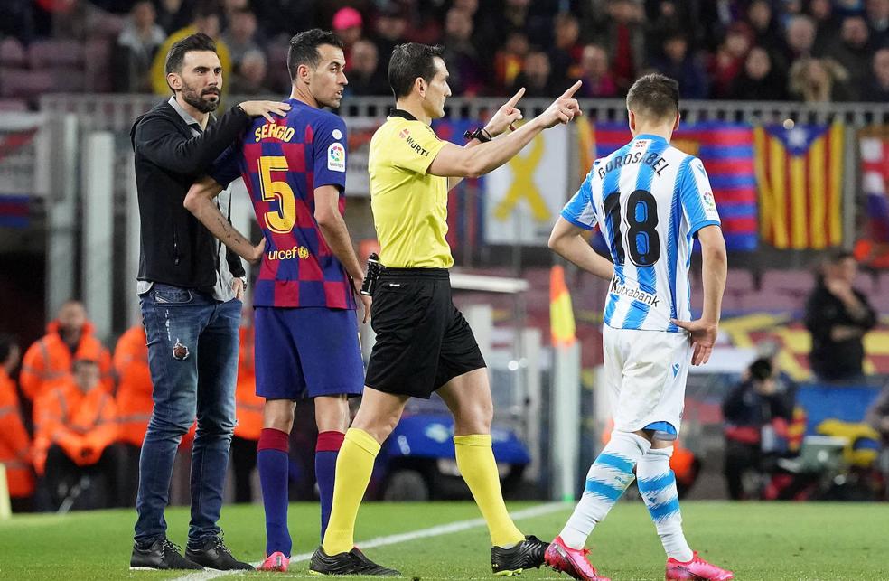 Martínez Munuera señala penalti después de revisar la acción de Le Normand que supuso el penalti quedio la victoria al Barcelona. 