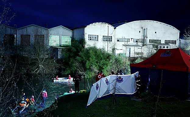 Buceadores de la Ertzaintza han buscado durante horas a los tres desaparecidos en el río Urumea.